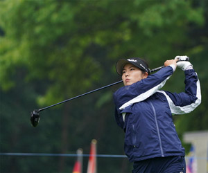 Hyo Joon Jang swinging